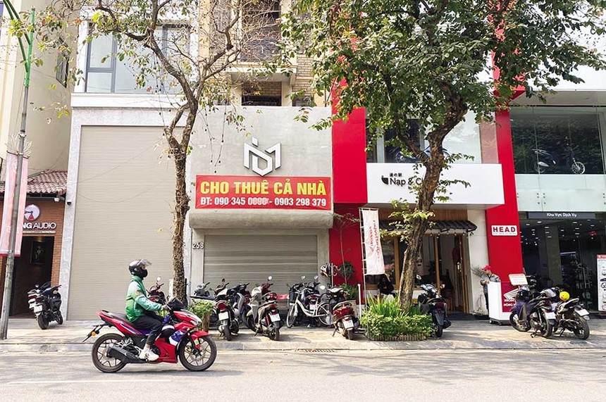 Nhiều cửa hàng mặt phố tại Hà Nội treo biển cho thuê cả tháng mà chưa tìm được khách (Ảnh: Đức Thanh) 