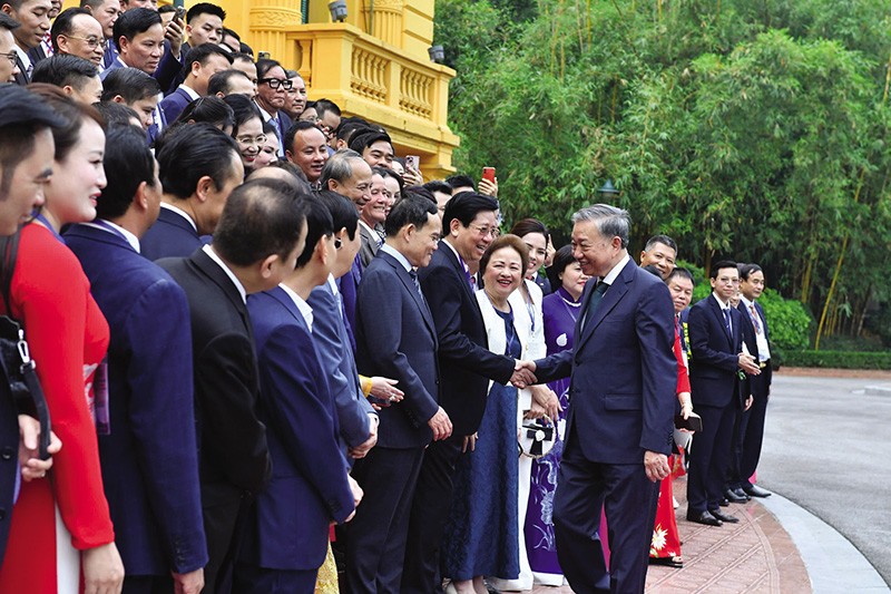 Công cuộc cải cách thể chế đang mở ra không gian phát triển mới cho mọi người dân, doanh nghiệp. Trong ảnh: Tổng Bí thư Tô Lâm gặp Đoàn đại biểu doanh nhân tiêu biểu nhân kỷ niệm 20 năm Ngày Doanh nhân Việt Nam 