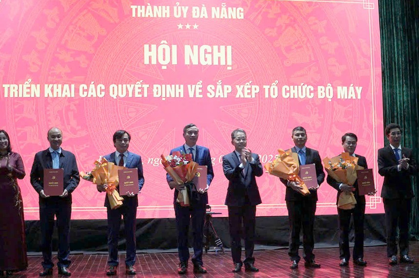 Bí thư Đà Nẵng Nguyễn Văn Quảng trao quyết định thành lập Đảng bộ UBND Thành phố.