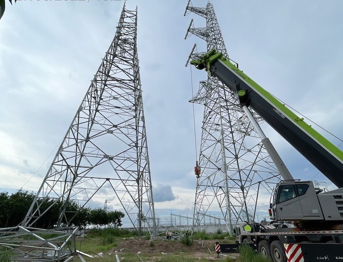 Thi công dựng cột vị trí 253 đường dây 500 kV Đức Hòa – Chơn Thành đoạn qua địa phận tỉnh Bình Dương