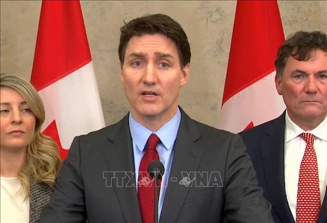 Thủ tướng Canada Justin Trudeau (giữa) trong cuộc họp báo về vấn đề thuế quan với Mỹ tại Ottawa, ngày 1/2/2025. Ảnh: THX/TTXVN