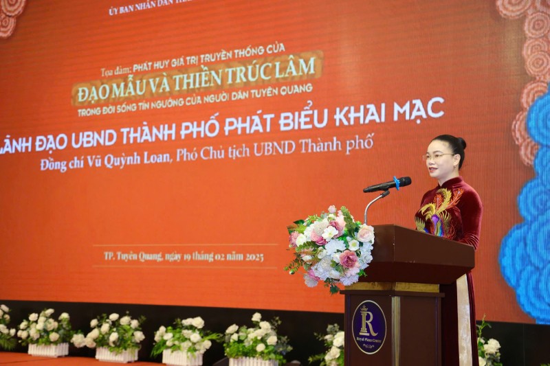 Bà Vũ Quỳnh Loan, Phó Chủ tịch UBND TP. Tuyên Quang phát biểu khai mạc Tọa đàm.