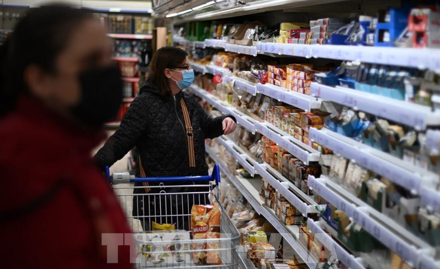 Khách chọn mua hàng tại một siêu thị ở London, Anh. (Ảnh: AFP/TTXVN)