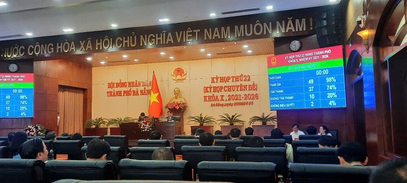 Với 37/49 đại biểu có mặt tại kỳ họp tán thành (chiếm tỷ lệ 74%), HĐND thành phố Đà Nẵng đã thông qua Nghị quyết bãi bỏ chủ trương đầu tư Dự án Nhà máy xử lý chất thải rắn 1.000 tấn đêm/ngày. Ảnh: Linh Đan 