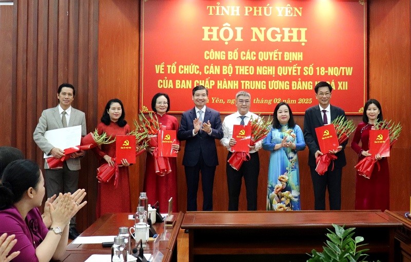 Lãnh đạo tỉnh Phú Yên trao quyết định, tặng hoa chúc mừng các đồng chí được Ban Thường vụ Tỉnh ủy điều động, phân công nhiệm vụ mới. Ảnh: Mỹ Luận. 