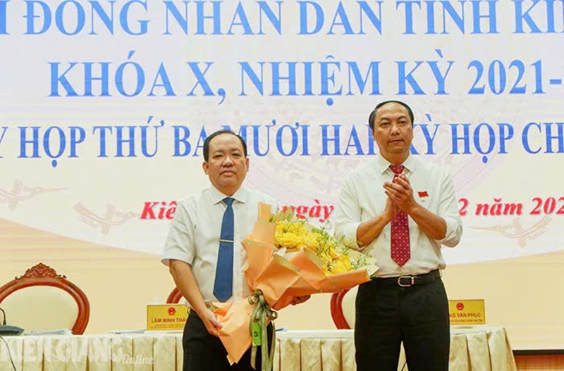 Phó bí thư Thường trực Tỉnh ủy, Chủ tịch HĐND tỉnh Kiên Giang Lâm Minh Thành tặng hoa chúc mừng ông Nguyễn Thanh Phong. Nguồn: Báo Kiên Giang