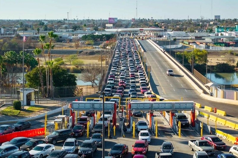 Các phương tiện kẹt cứng trong lúc chờ qua biên giới Mỹ - Mexico tại thành phố Laredo, bang Texas vào ngày 3/2/2025. Ảnh: AFP