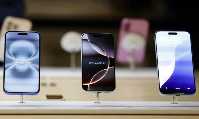 Các mẫu iPhone 16 bày bán tại Apple Store ở Mỹ hồi tháng 10/2024. Ảnh: Reuters