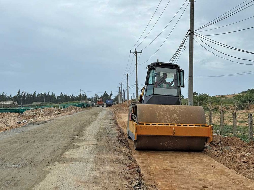 Nhiều công trình hạ tầng giao thông đang xây dựng tại khu vực thực hiện Dự án Nhà máy ĐHN Ninh Thuận 1(Ảnh: P.T) 