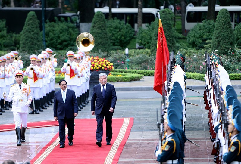 Thủ tướng Phạm Minh Chính chủ trì lễ đón chính thức và hội đàm với Thủ tướng Kyrgyzstan 