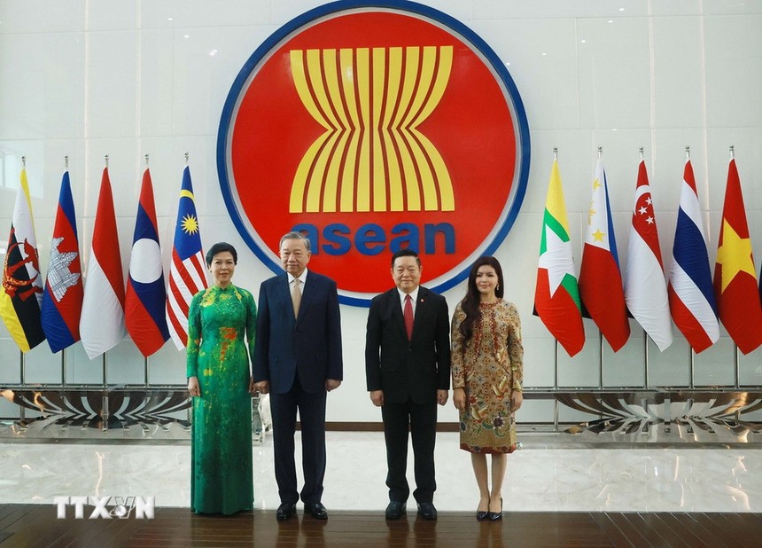 Tổng Bí thư Tô Lâm và Phu nhân cùng Tổng Thư ký ASEAN Kao Kim Hourn và Phu nhân tại Trụ sở Ban Thư ký ASEAN. Ảnh: TTXVN