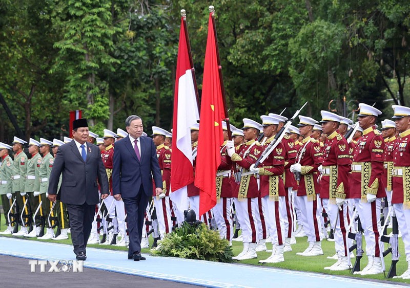 Tổng Bí thư Tô Lâm và Tổng thống Indonesia Prabowo Subianto duyệt đội danh dự trong Lễ đón tại Phủ Tổng thống. Ảnh: TTXVN