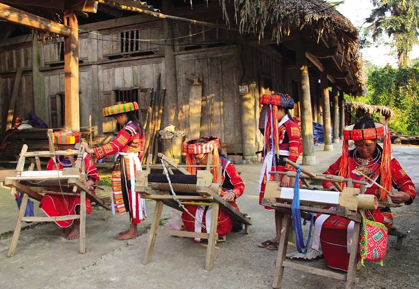 Phụ nữ Pà Thẻn ở thôn Thượng Minh (huyện Lâm Bình, Tuyên Quang) dệt thổ cẩm truyền thống