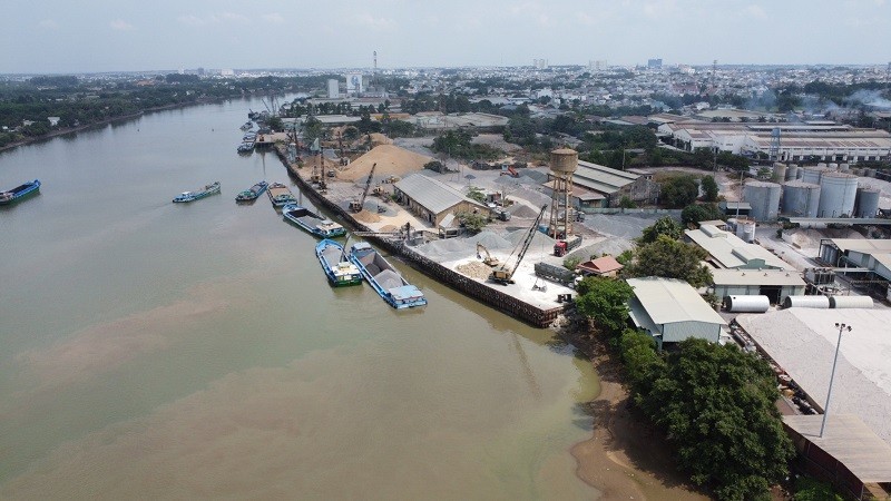 Nước sông Đồng Nai đoạn chảy qua Khu công nghiệp Biên Hòa 1 đang gia tăng dấu hiệu ô nhiễm môi trường- Ảnh: Lê Anh