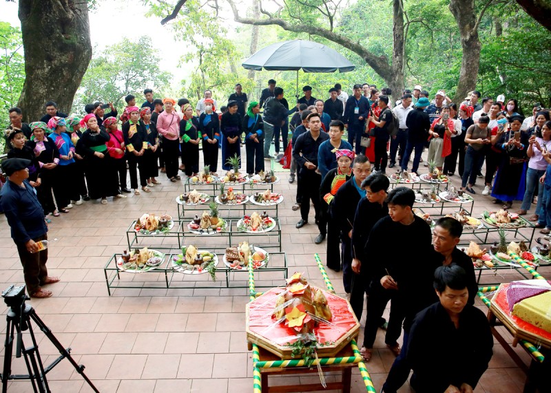 Lễ hội chợ Phong Lưu Khâu Vai năm 2024 thu hút đông đảo nhân dân và du khách đến tham quan, trải nghiệm. 