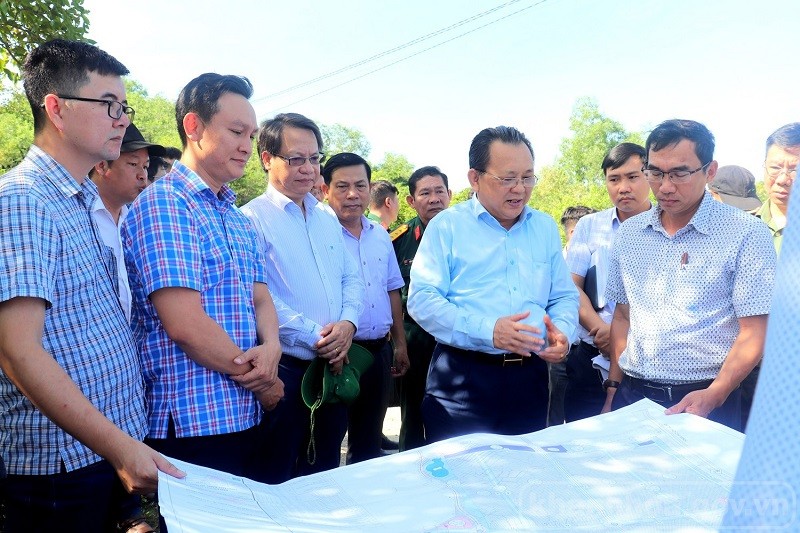 Phó chủ tịch Thường trực UBND tỉnh Khánh Hòa Lê Hữu Hoàng (giữa) vừa kiểm tra thực tế Dự án đầu tư xây dựng và kinh doanh kết cấu hạ tầng Khu công nghiệp (KCN) Dốc Đá Trắng. Ảnh: Thanh Hiền 