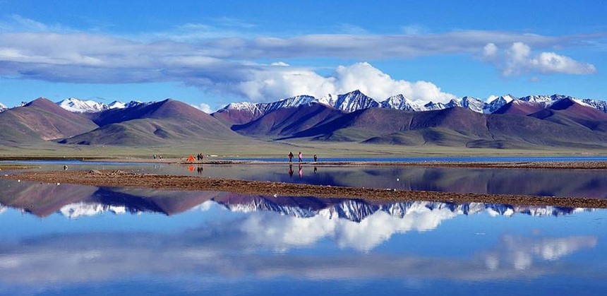 Một hồ nước tại cao nguyên Tây Tạng. Ảnh: tibetdiscovery.com