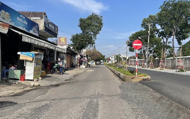 Dự án đường Trường Chinh có tổng vốn đầu tư 457 tỷ đồng thi công nhiều năm không xong, do đó Chủ tịch UBND tỉnh Kon Tum yêu cầu chủ đầu tư hoàn thành giải quyết khó khăn, vướng mắc trong quý III/2025.