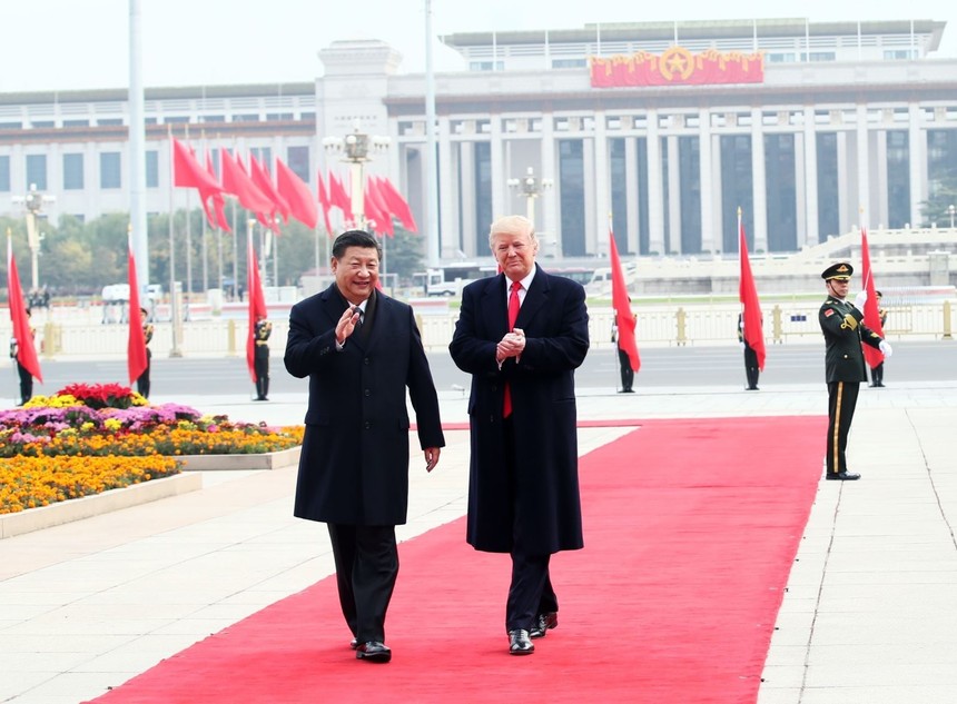 Chủ tịch Trung Quốc Tập Cận Bình (trái) trong lễ đón chính thức Tổng thống Mỹ Donald Trump tới thăm Bắc Kinh ngày 9/11/2017. Ảnh: THX/TTXVN
