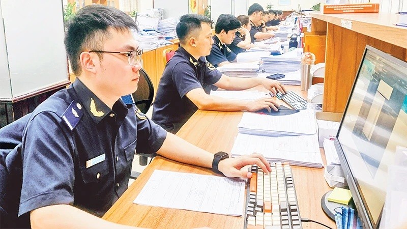 Công chức hải quan làm thủ tục thông quan. (Ảnh tư liệu minh họa)