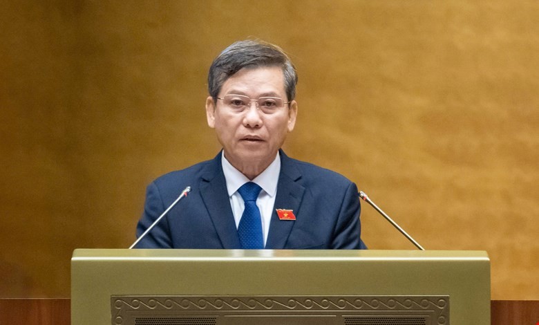 Chánh án Tòa án Nhân dân Tối cao Lê Minh Trí trình bày tờ trình dự án luật.