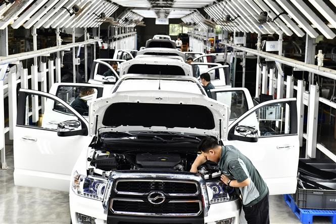 Công nhân làm việc trên dây chuyền lắp ráp xe ô tô tại khu công nghiệp kỹ thuật cao ở thành phố Nhật Chiếu, tỉnh Sơn Đông (Trung Quốc). Ảnh: THX/TTXVN