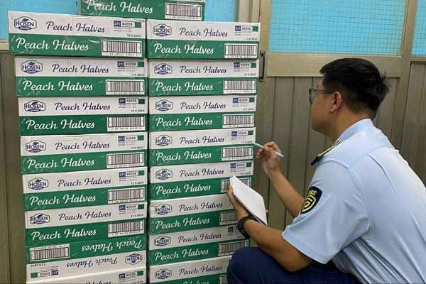Cán bộ thuộc Đội QLTT số 6 - Chi cục Quản lý Thị trường TP.HCM kiểm đếm hàng hóa thực phẩm đóng hộp để tiến hành tạm giữ. (Ảnh: Đội QLTT số 6)