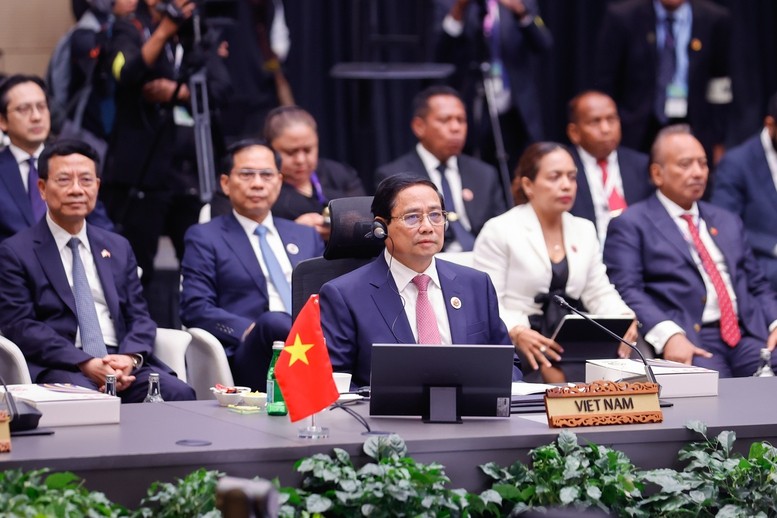 Phát biểu tại Phiên họp toàn thể của Hội nghị Cấp cao ASEAN lần thứ 46, Thủ tướng Phạm Minh Chính khẳng định Việt Nam sẵn sàng cùng ASEAN kiến tạo một Cộng đồng “đoàn kết hơn, tự cường hơn, chủ động hơn, bao trùm hơn và bền vững hơn”. Ảnh: Nhật Bắc