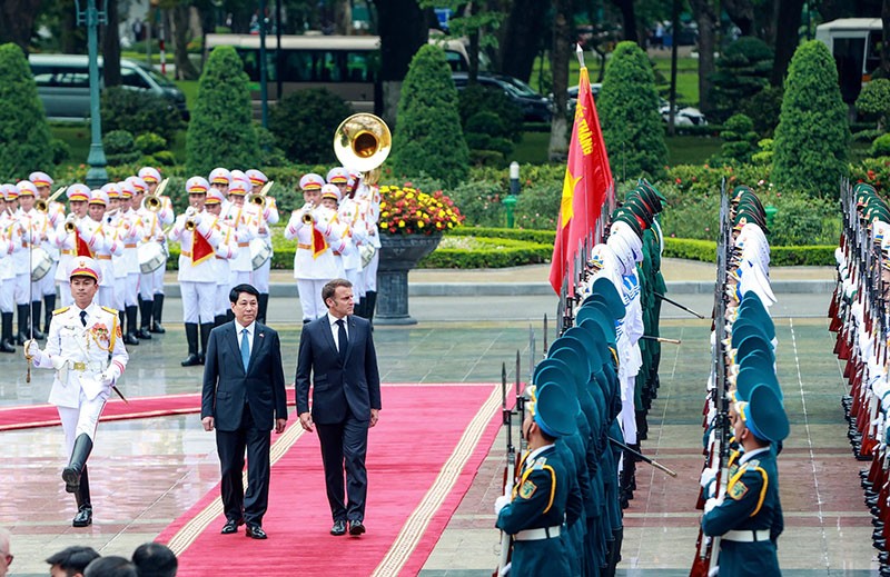 Chủ tịch nước Lương Cường chủ trì lễ đón Tổng thống Cộng hòa Pháp Emmanuel Macron. Ảnh: Đức Thanh