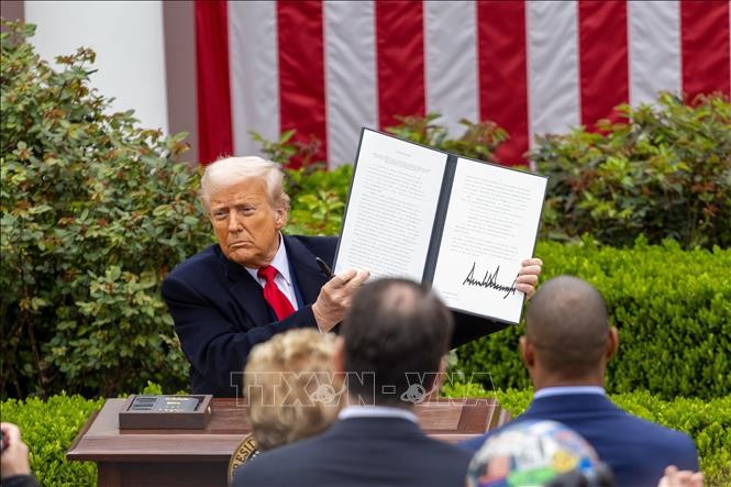 Tổng thống Mỹ Donald Trump ký sắc lệnh áp mức thuế đối ứng mới tại Nhà Trắng, ngày 2/4/2025. Ảnh minh họa: THX/TTXVN