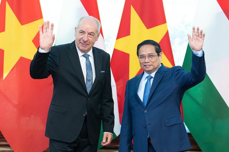Thủ tướng Chính phủ Phạm Minh Chính nhiệt liệt chào mừng Tổng thống Sulyok Tamás và Đoàn đại biểu cấp cao Nhà nước Hungary thăm chính thức Việt Nam. Ảnh: Đức Thanh