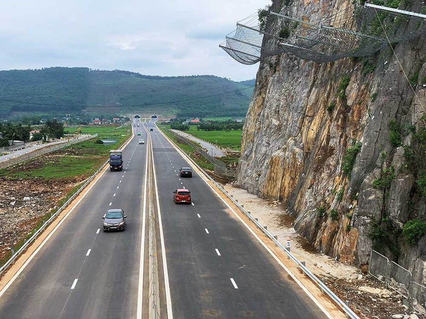 Tuyến cao tốc Bắc - Nam phía Đông được đề xuất mở rộng từ quy mô 4 làn xe hạn chế lên quy mô 6 làn xe. Trong ảnh: Đoạn Mai Sơn - Quốc lộ 45.