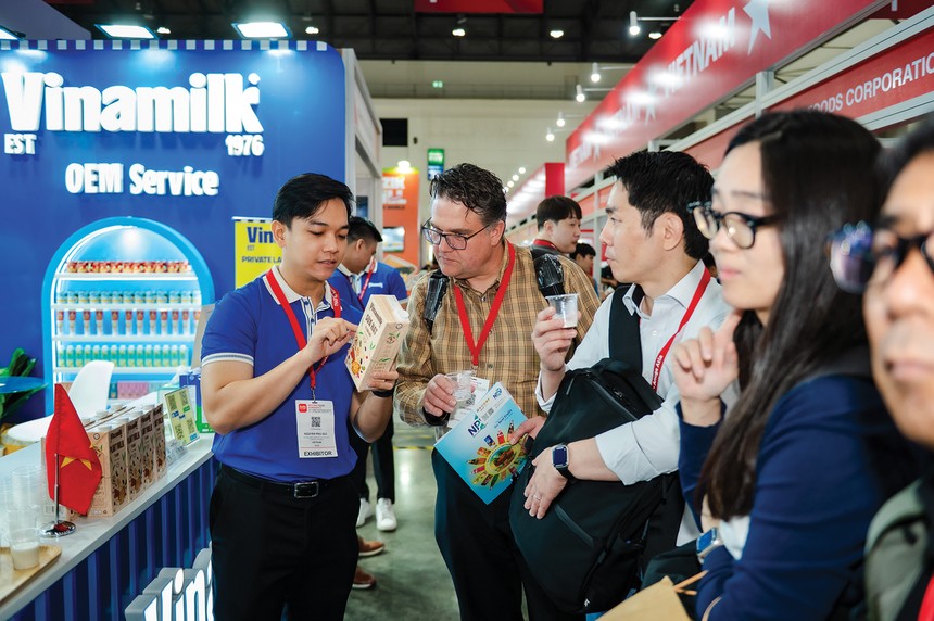 Gian trưng bày Vinamilk hiện diện ấn tượng tại ThaiFex 2025 và thu hút sự quan tâm của nhiều khách tham quan