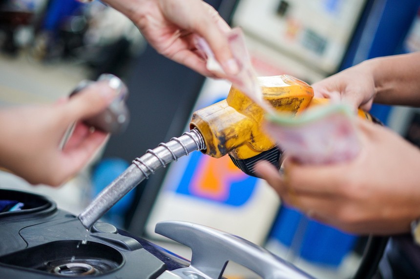 Giá bán lẻ bình quân mặt hàng xăng RON95 giảm hơn 2.000 đồng/lít trong 5 tháng đầu năm 2025.