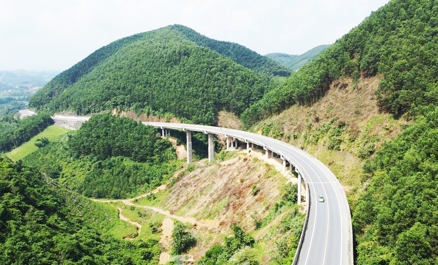 Một đoạn cao tốc Thái Nguyên - Chợ Mới quy mô 2 làn xe.