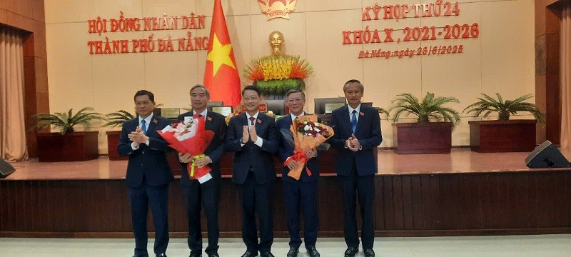 HĐND TP. Đà Nẵng tặng hoa chúc mừng cho 2 lãnh đạo Đà Nẵng có đơn xin nghỉ hưu trước tuổi, trong đó có ông Lê Trung Chinh, Chủ tịch UBND TP. Đà Nẵng. Ảnh: Linh Đan