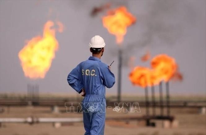 Công nhân làm việc tại nhà máy lọc dầu trên đảo Khark, Iran. Ảnh: IRNA/TTXVN