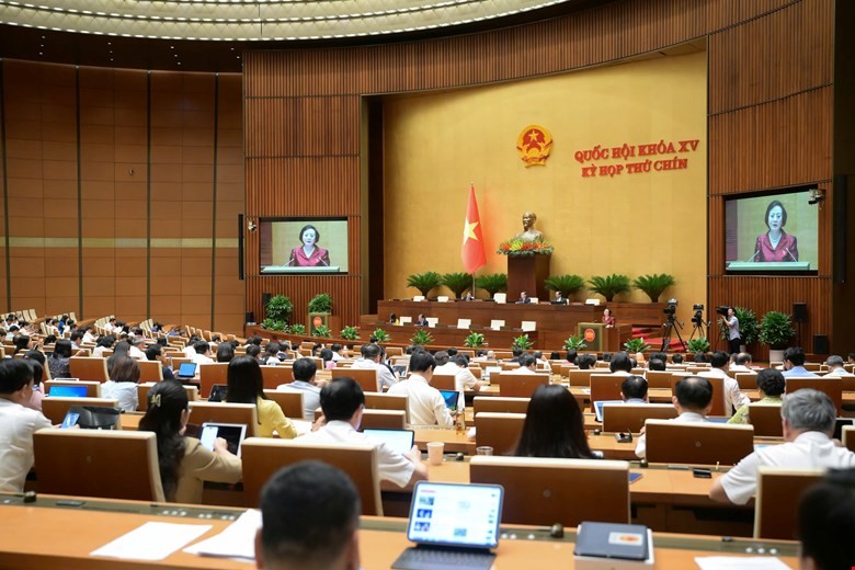 Bộ trưởng Bộ Nội vụ Phạm Thị Thanh Trà báo cáo trước khi Quốc hội bấm nút.