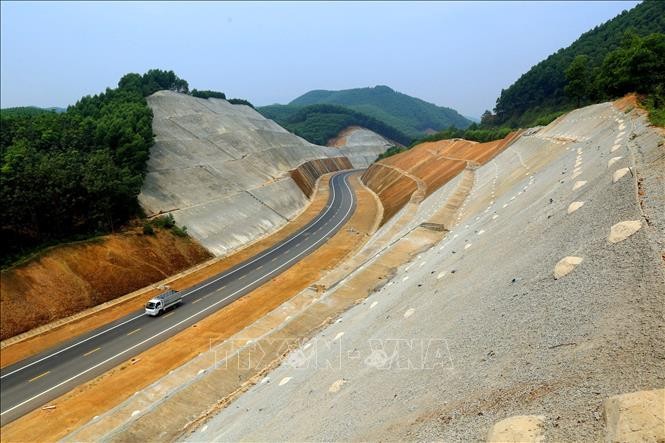 Một đoạn tuyến thuộc dự án đường cao tốc Bắc - Nam phía Đông. (Ảnh: Huy Hùng/TTXVN)