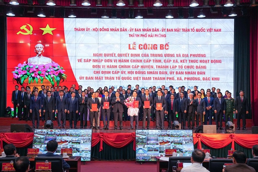 Thủ tướng Chính phủ Phạm Minh Chính trao quyết định, tặng hoa chúc mừng Ban chấp hành Đảng bộ thành phố Hải Phòng sau hợp nhất.