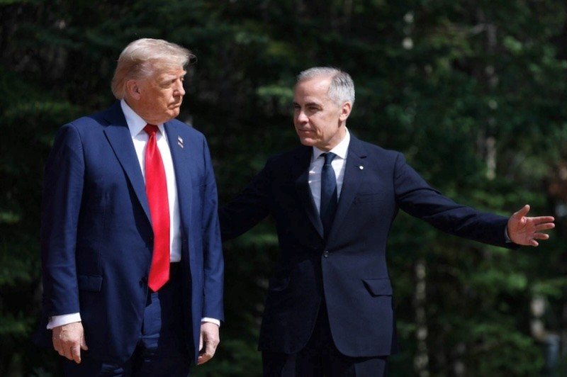 Tổng thống Mỹ Donald Trump (bìa trái) và Thủ tướng Canada Mark Carney tại lễ đón tiếp trong hội nghị thượng đỉnh G7 diễn ra ở Kananaskis, bang Alberta, Canada vào ngày 16/6/2025. Ảnh: AFP