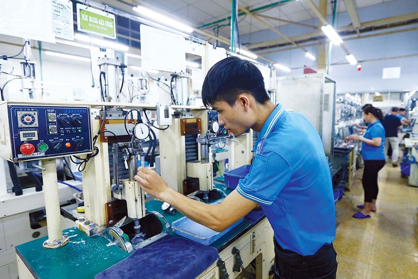 Cơ hội từ chính sách đang rất lớn khi hàng loạt quyết sách quan trọng, liên quan trực tiếp tới hoạt động sản xuất, kinh doanh, đầu tư của doanh nghiệp vừa được Quốc hội thông qua. Trong ảnh: Sản xuất thấu kính chuyên dụng tại Nhà máy R Technical (Hòa Bình) Ảnh: Đức Thanh