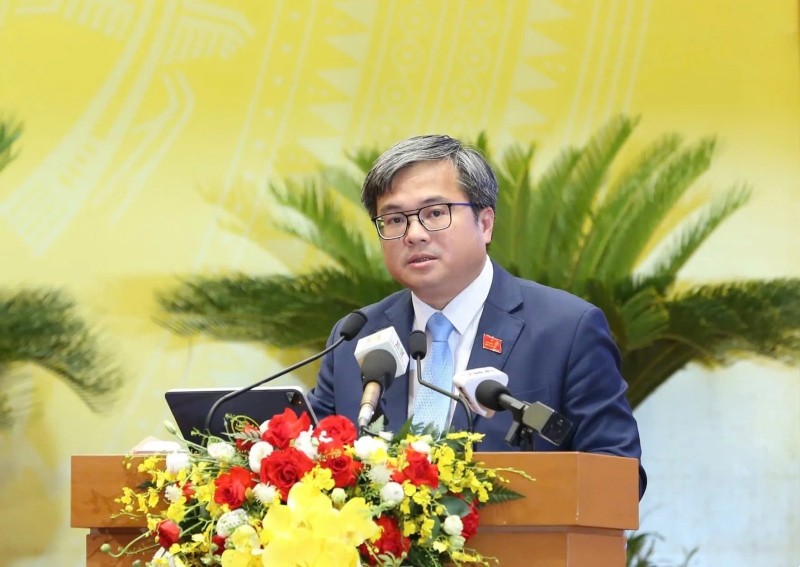 Phó chủ tịch UBND Thành phố Trương Việt Dũng trình bày báo cáo về công tác chỉ đạo, điều hành và kết quả phát triển kinh tế - xã hội 6 tháng đầu năm.