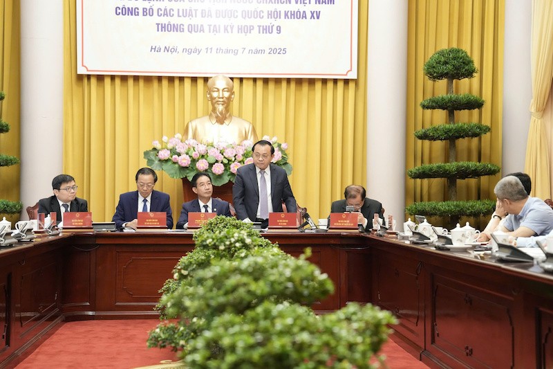 Thứ trưởng Bộ Tài chính Lê Tấn Cận giới thiệu những nội dung mới của Luật.