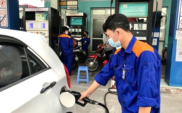 Thời gian qua, giá xăng dầu trên thị trường quốc tế và trong nước có nhiều biến động, ảnh hưởng trực tiếp đến hoạt động sản xuất, kinh doanh của các doanh nghiệp, tác động đến đời sống người dân.