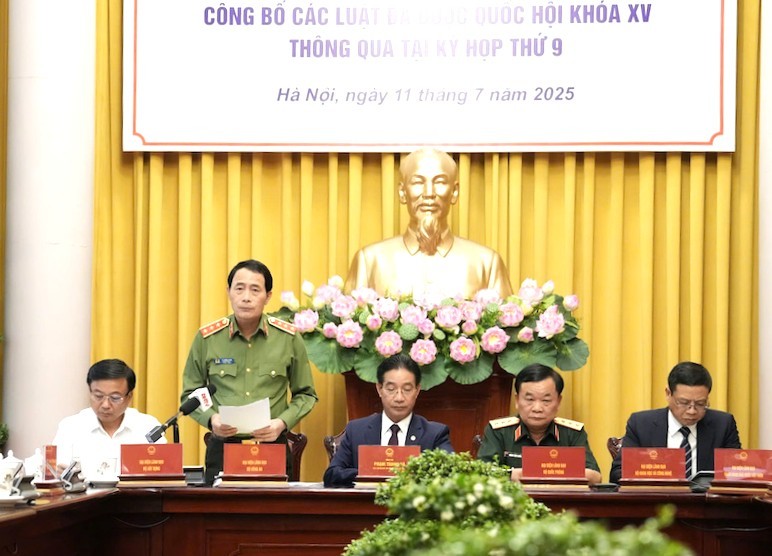 Thứ trưởng Bộ Công an Lê Quốc Hùng giới thiệu nội dung mới của luật - Ảnh: TT