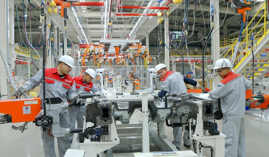 Hoạt động sản xuất tại Nhà máy ô tô Thành Công Việt Hưng thuộc khu công nghiệp Việt Hưng, tỉnh Quảng Ninh.