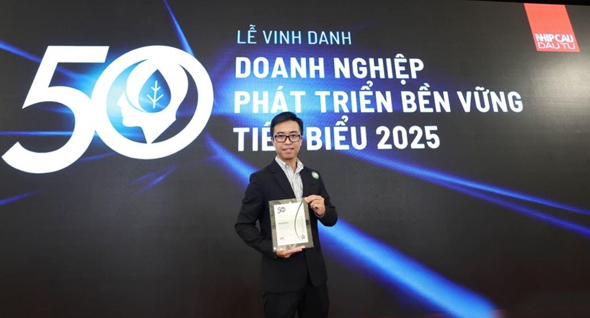 Ông Nguyễn Quốc Huy, Phó Trưởng Phòng Truyền Thông và Thương Hiệu của Imexpharm, đại diện công ty nhận kỷ niệm chương CSA 2025. Ảnh: Imexpharm 