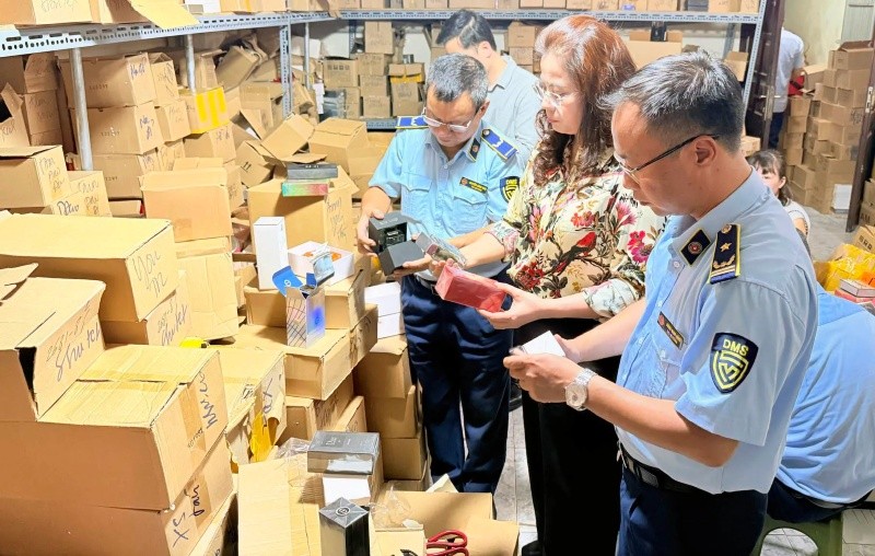 Lực lượng quản lý thị trường Hà Nội kiểm tra hàng hoá tại Hà Nội. Ảnh: Hoài Nam.