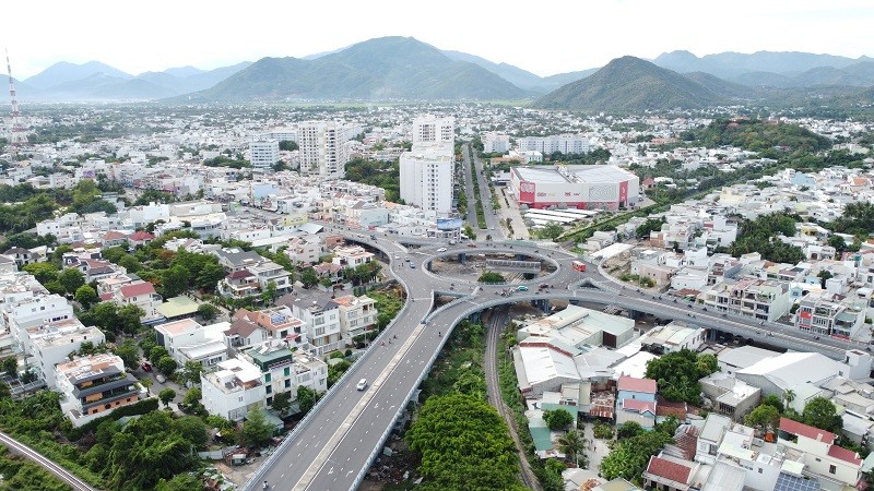 Tỉnh Khánh Hòa mới sau sáp nhập với diện tích hơn 8.555 km2, đã mở ra một không gian phát triển rộng lớn, đòi hỏi cần có tầm nhìn, định hướng chiến lược khoa học, đồng bộ, mang tính liên vùng và tích hợp các khu chức năng. Ảnh: Linh Đan